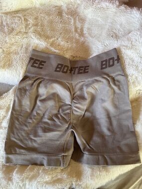 BO+TEE Women's High-Rise Bike Shorts in Taupe